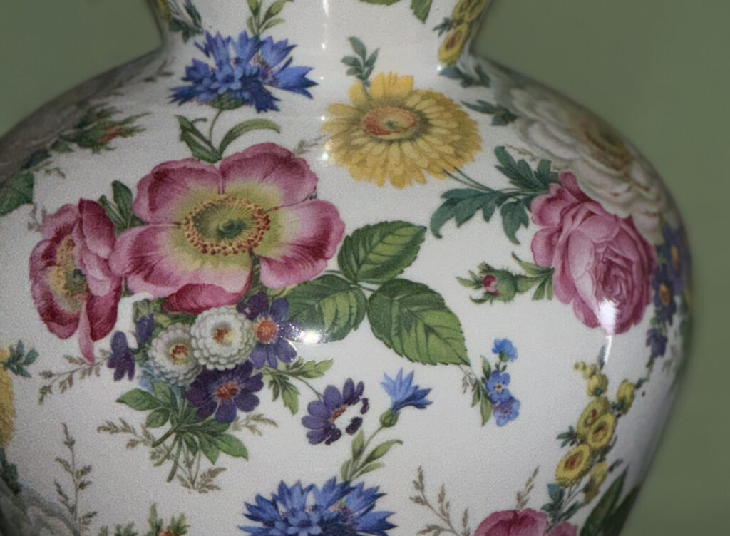 Jarrón de porcelana blanca detalle flores