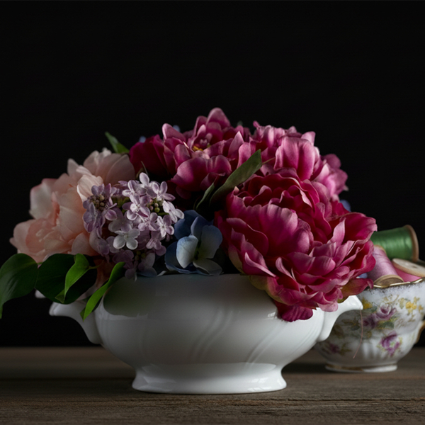 Centro de mesa blanco con flores